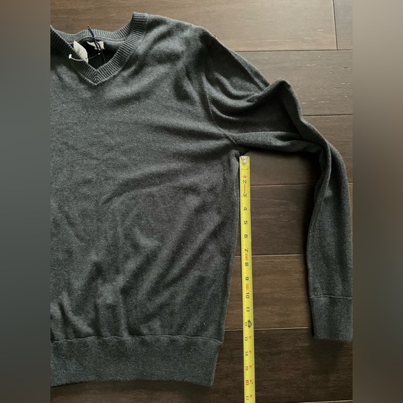 GAP Gray V-Neck Sweater Classic Knit - Picture 7 of 7